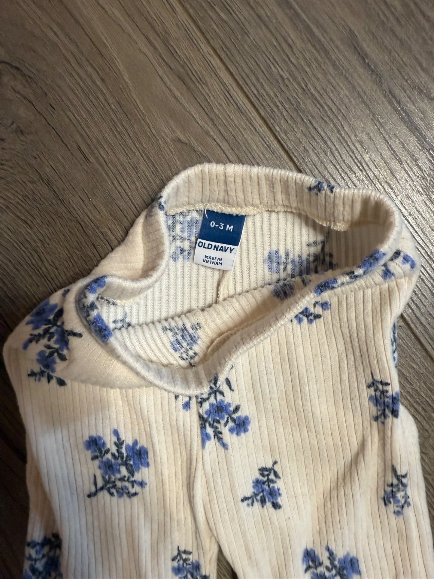 Old Navy Floral Outfit Set (long sleeve top & pants) 0-3m, Kids 3 Month (0-3M)