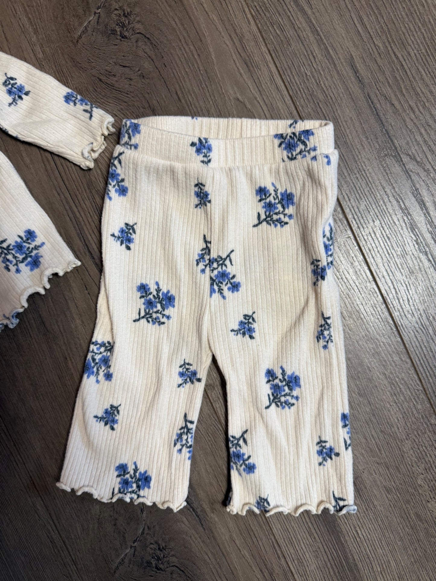 Old Navy Floral Outfit Set (long sleeve top & pants) 0-3m, Kids 3 Month (0-3M)