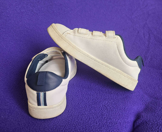 Size 2 white shoes w/ clean velcro. Hardly used, Shoes 2 (Kids:4-8yr)