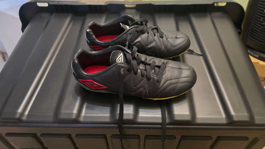 Umbra Soccer Cleats. Hardly used. , Shoes 3 (Kids:4-8yr)