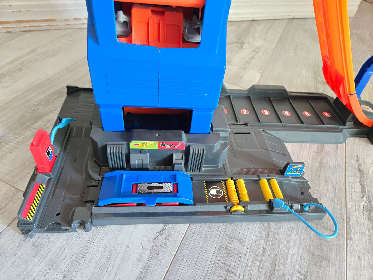 Hot Wheels MEGA Garage **Garage only, no Hot Wheels cars included**