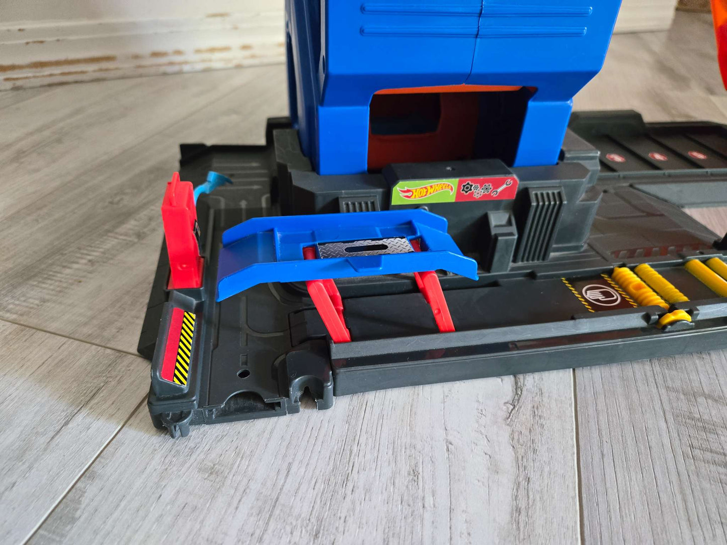 Hot Wheels MEGA Garage **Garage only, no Hot Wheels cars included**