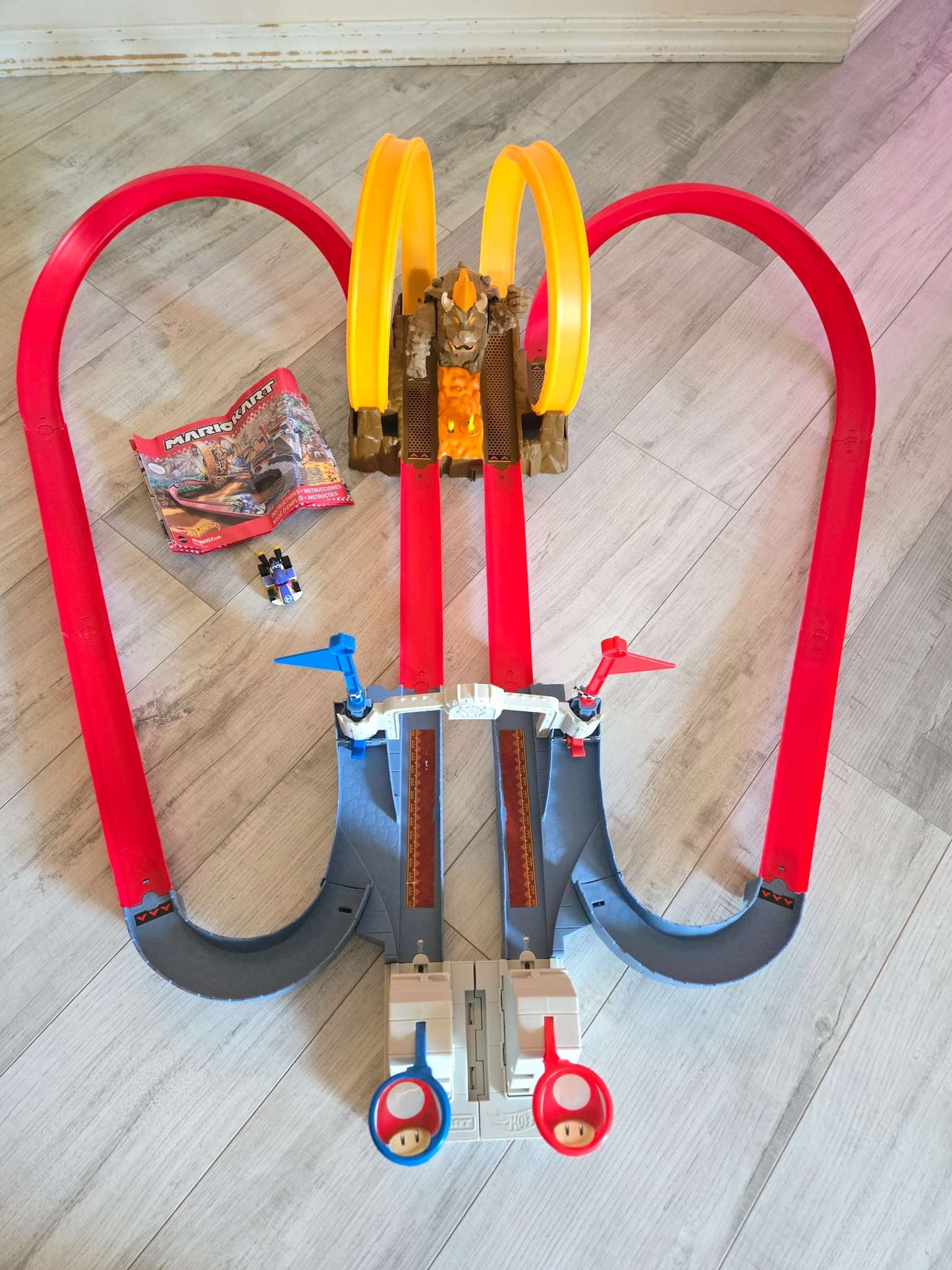 Hot Wheels Mario Kart Bowser’s Castle Chaos Modular Track with Side by Side Racing Lap Flags
