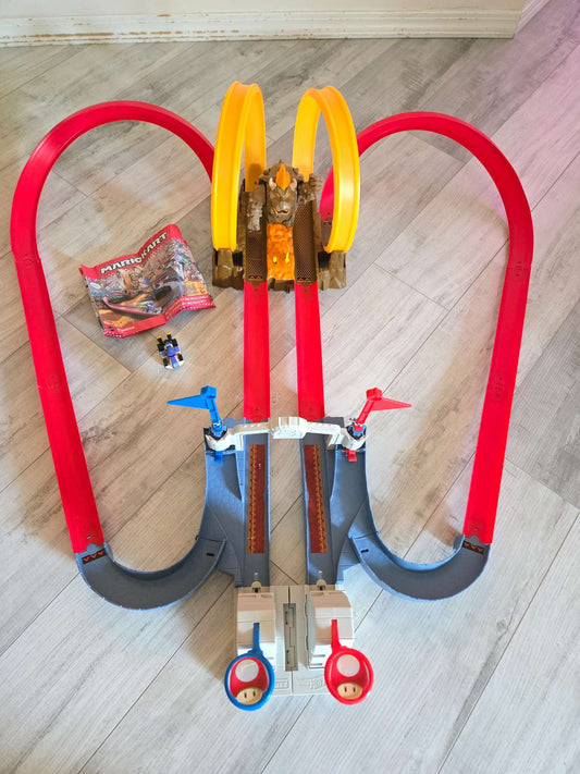 Hot Wheels Mario Kart Bowser’s Castle Chaos Modular Track with Side by Side Racing Lap Flags