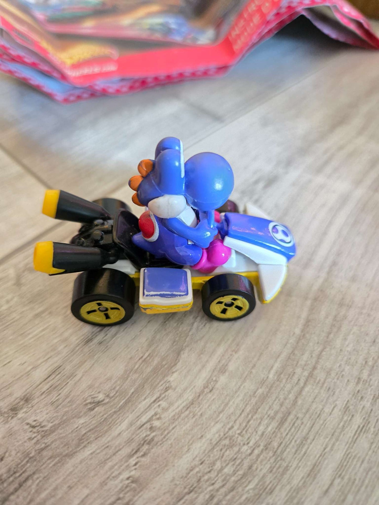 Hot Wheels Mario Kart Bowser’s Castle Chaos Modular Track with Side by Side Racing Lap Flags