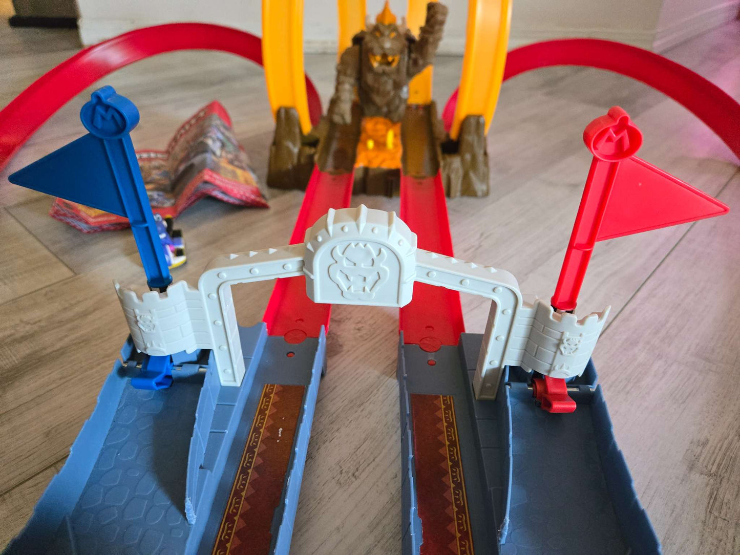 Hot Wheels Mario Kart Bowser’s Castle Chaos Modular Track with Side by Side Racing Lap Flags