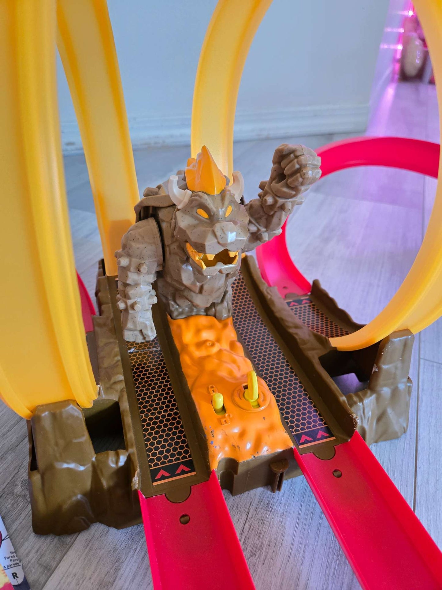Hot Wheels Mario Kart Bowser’s Castle Chaos Modular Track with Side by Side Racing Lap Flags