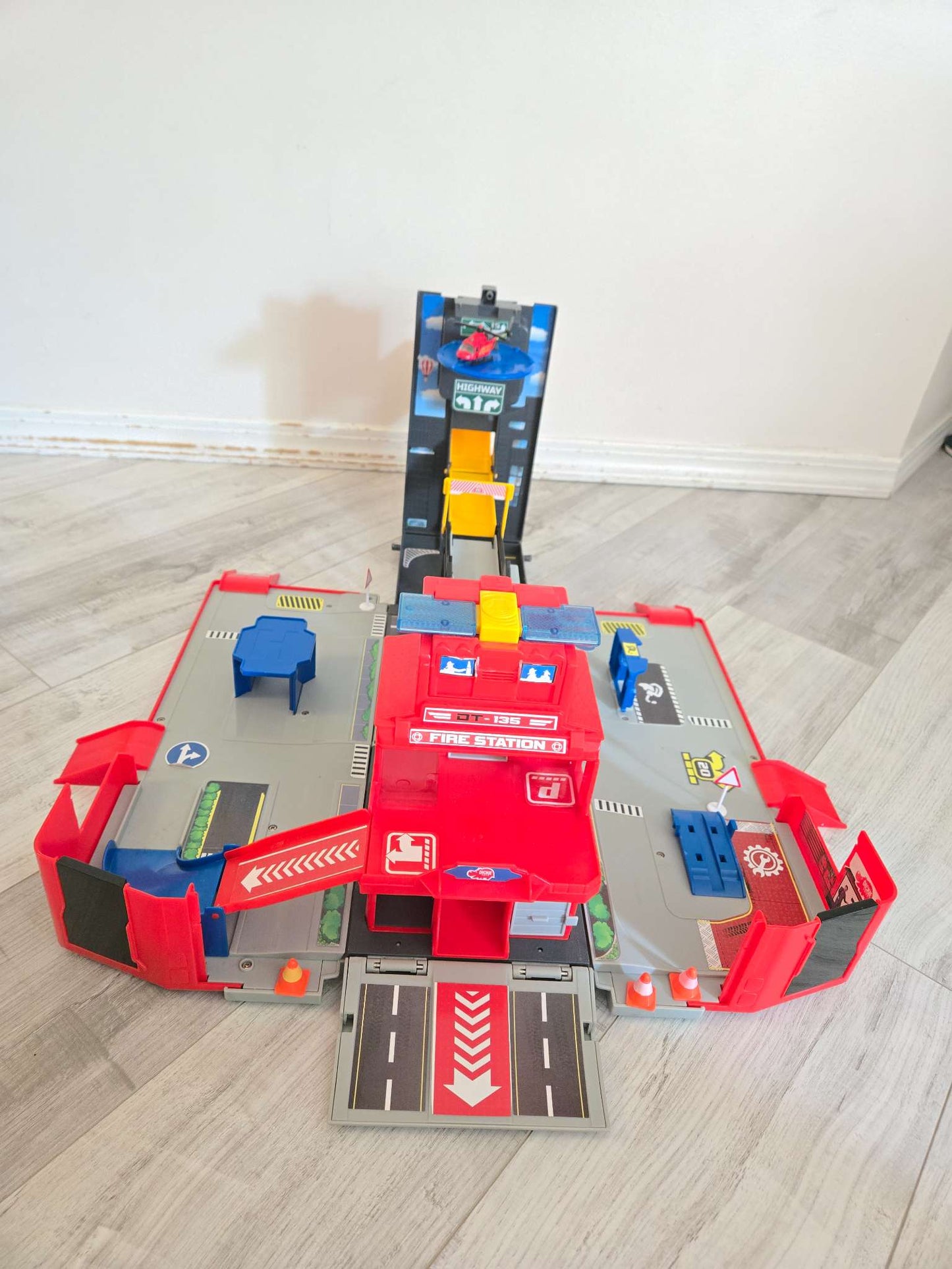 Dickie Toys Fire Truck Folding Playset