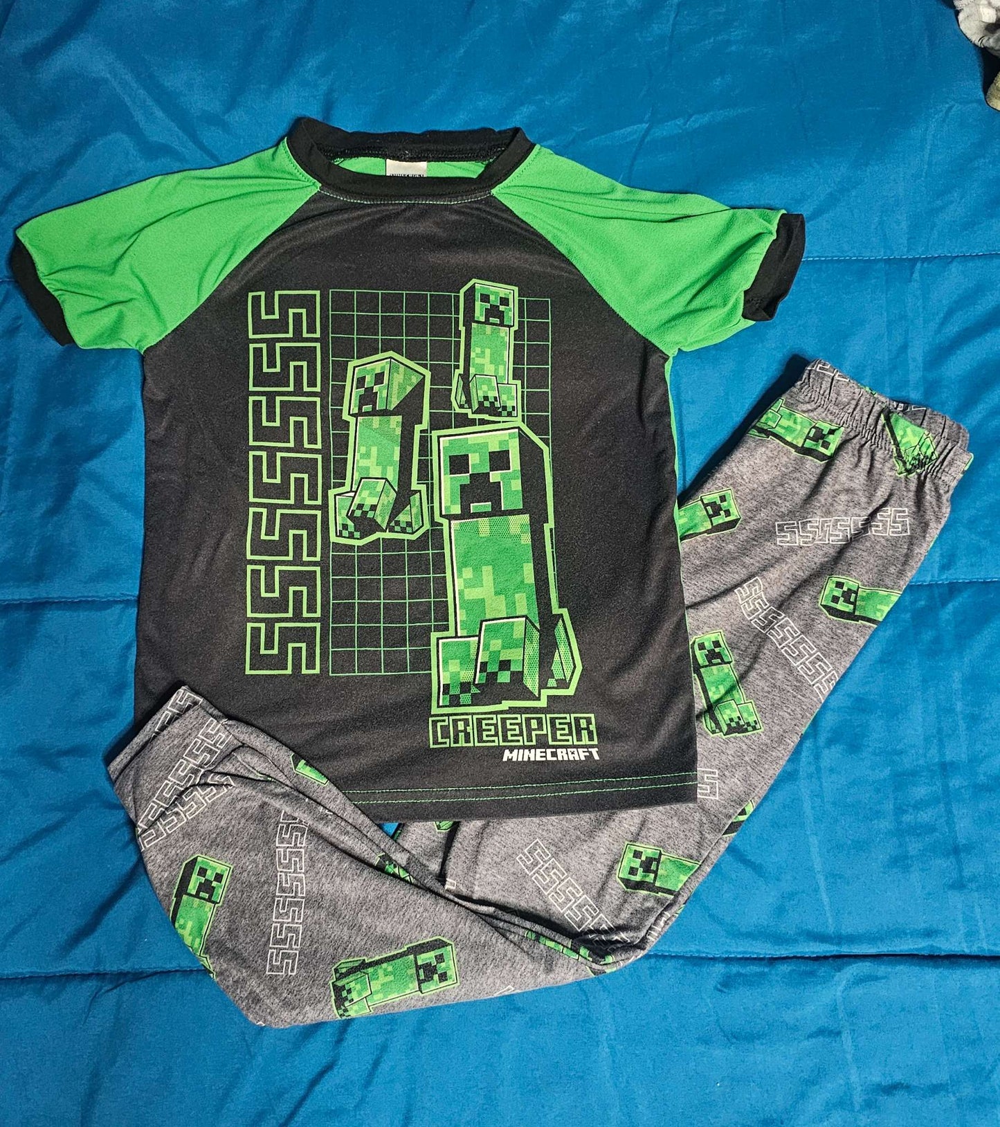 Minecraft onsie and Pyjama set Size 6-8, Kids 6/6X