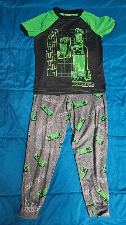 Minecraft onsie and Pyjama set Size 6-8, Kids 6/6X