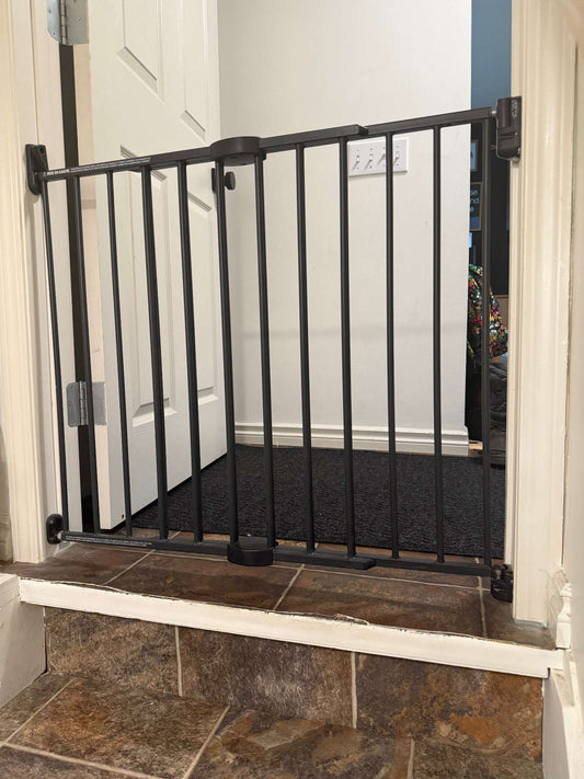 Munchkin/Brica black metal baby gate