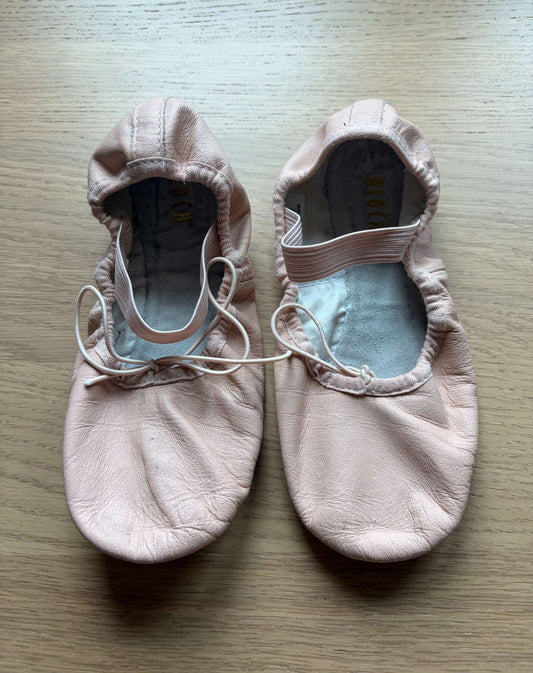 Dance Shoes by Bloch in size 2B, Shoes 10.5 (Toddler:2-4yr)