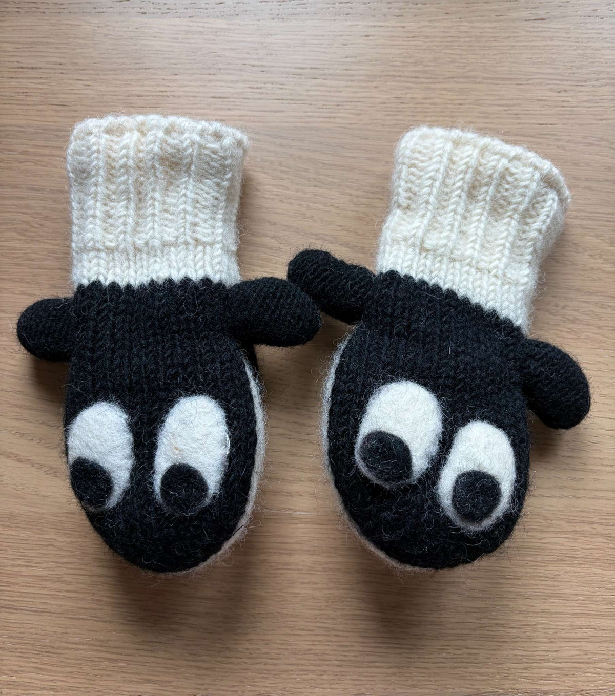 Orca Mittens, Size 4-7, Kids 5/5T