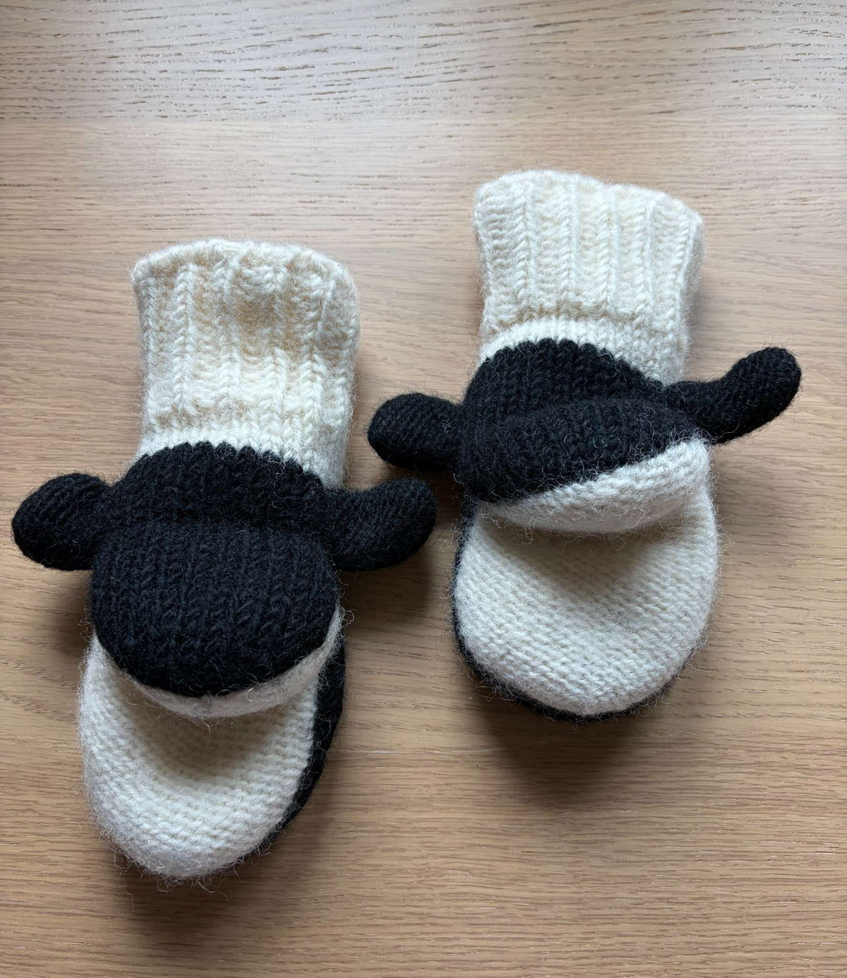 Orca Mittens, Size 4-7, Kids 5/5T