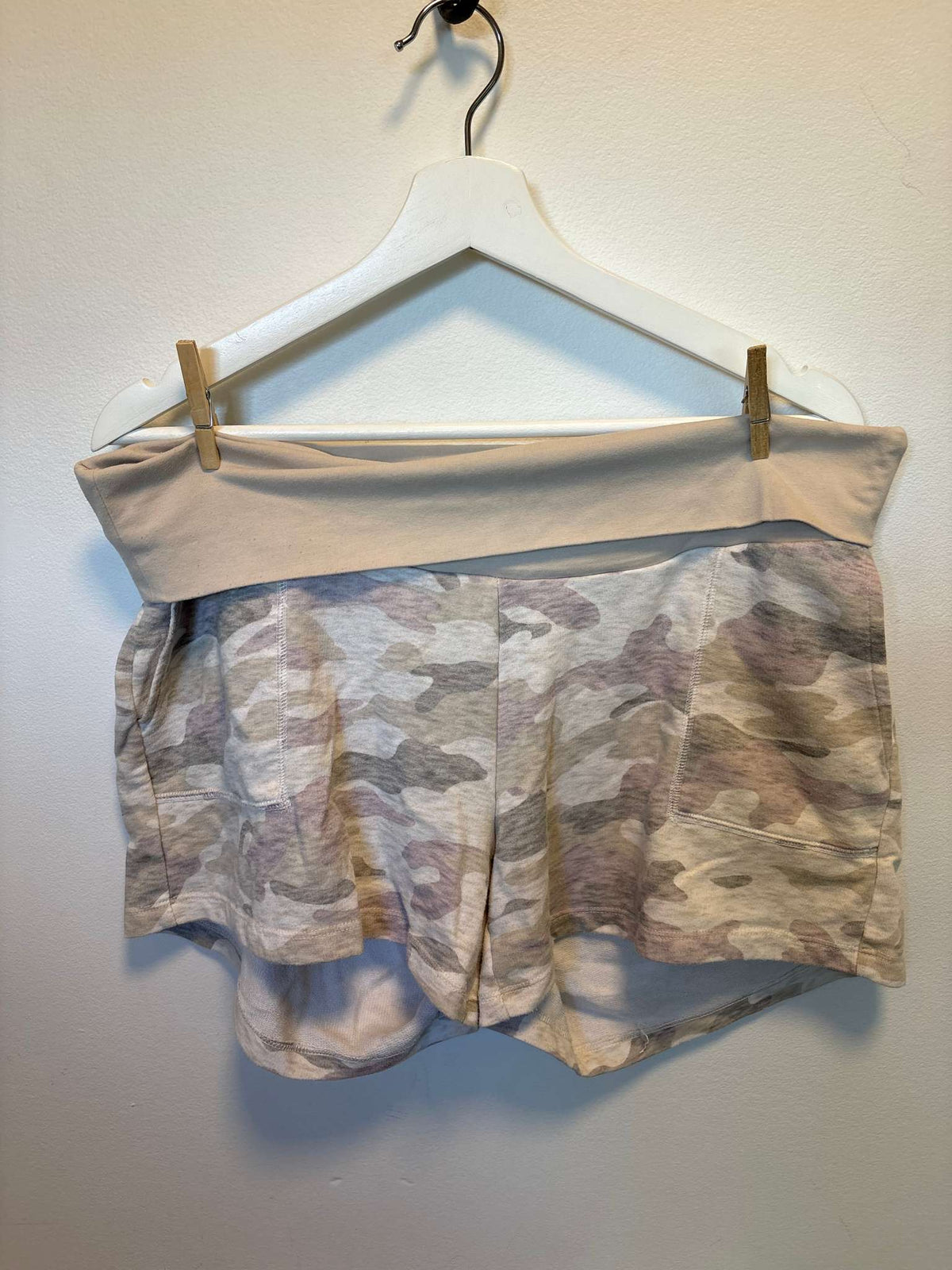 Cream Camo Maternity Sweat Shorts, Maternity L (12-14)