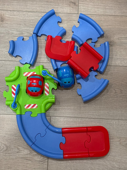 Puzzle style race track