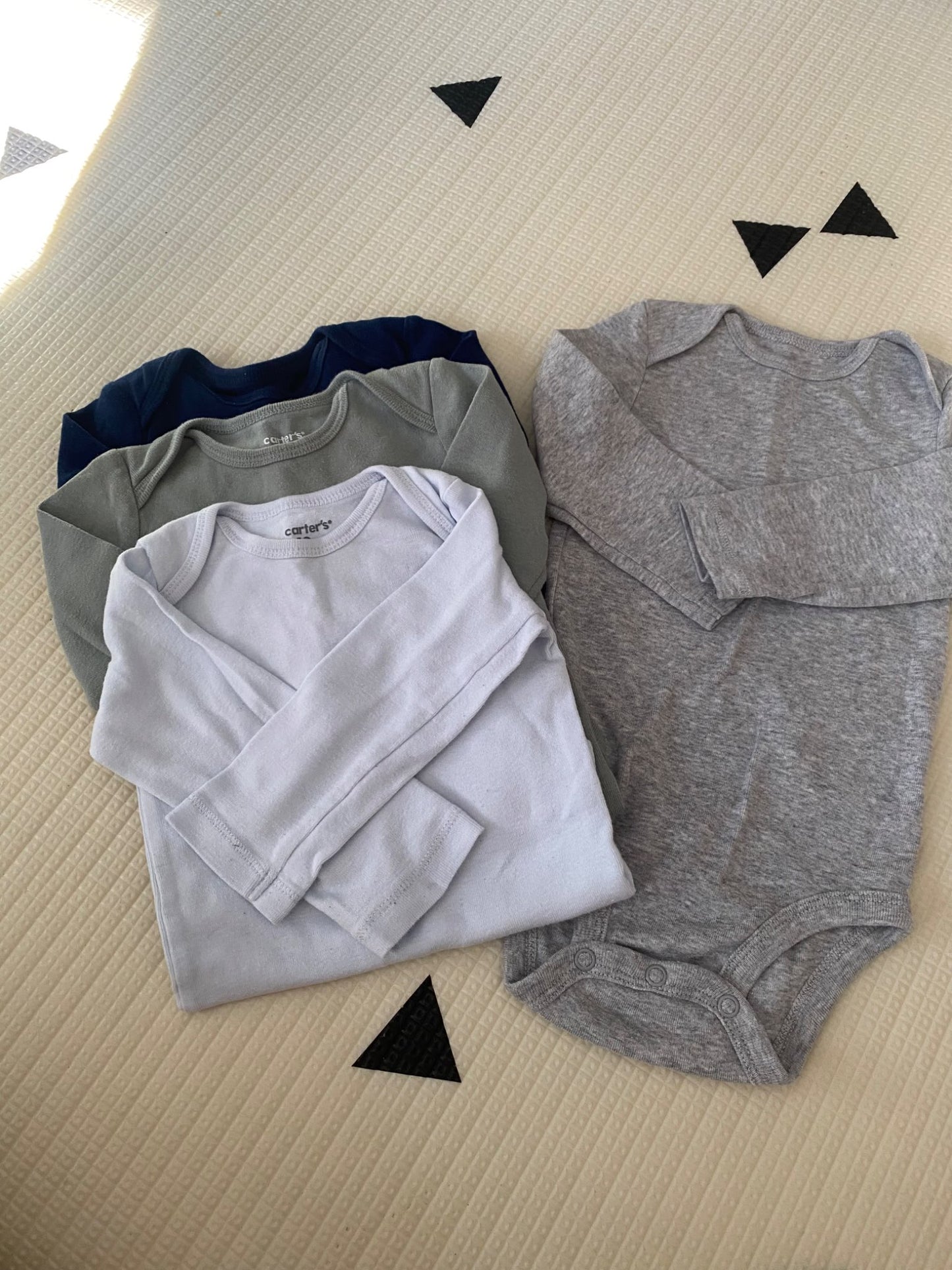 4 pack long sleeve bodysuits Retail $22, Kids 12 Month (9-12M)