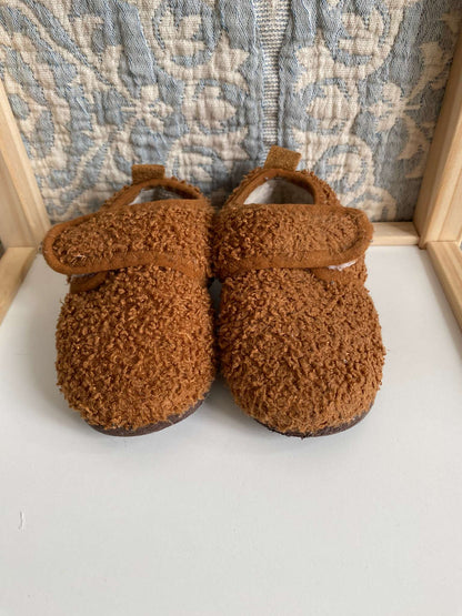 Toddler Slippers Retail $25, Shoes 7 (Walkers:12-24 mth)