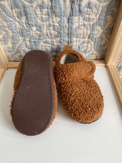 Toddler Slippers Retail $25, Shoes 7 (Walkers:12-24 mth)