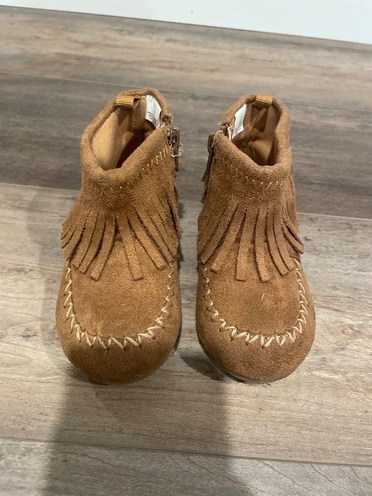 Girls moccasin type boots size 8, Shoes 8 (Toddler:2-4yr)