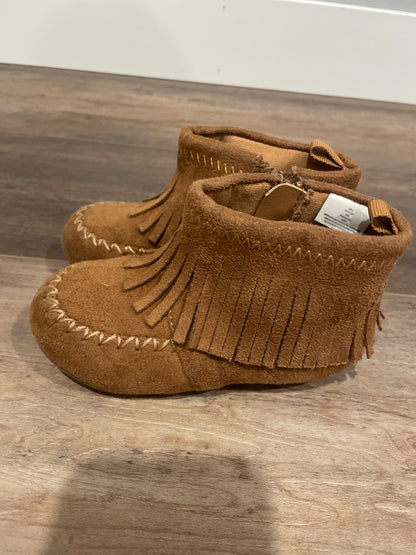 Girls moccasin type boots size 8, Shoes 8 (Toddler:2-4yr)