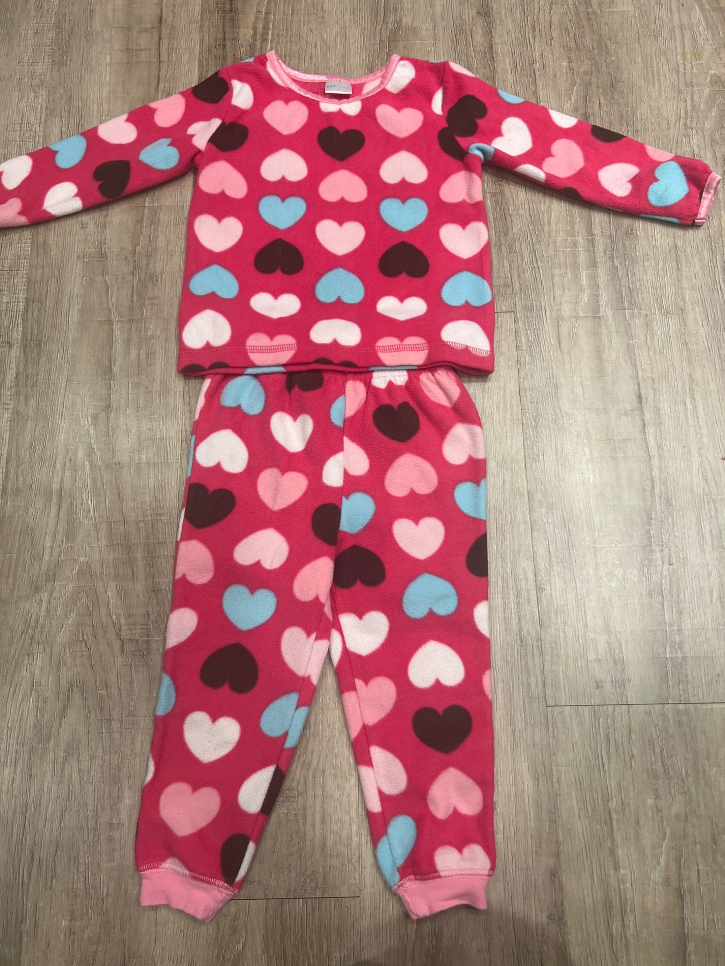 *Mini boots brand 2T heart fleece pajamas, Kids 2T
