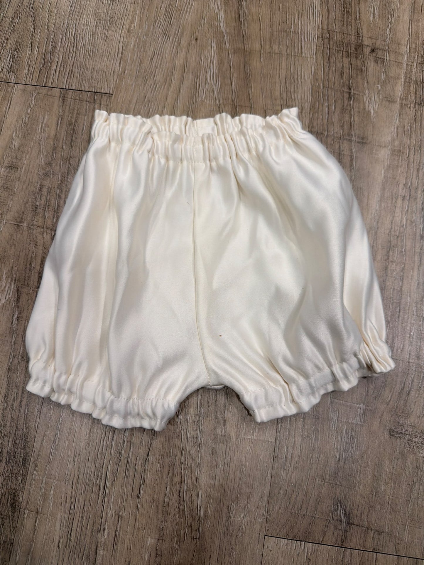 *Satin white 6 month shorts, Kids 6 Month (3-6M)