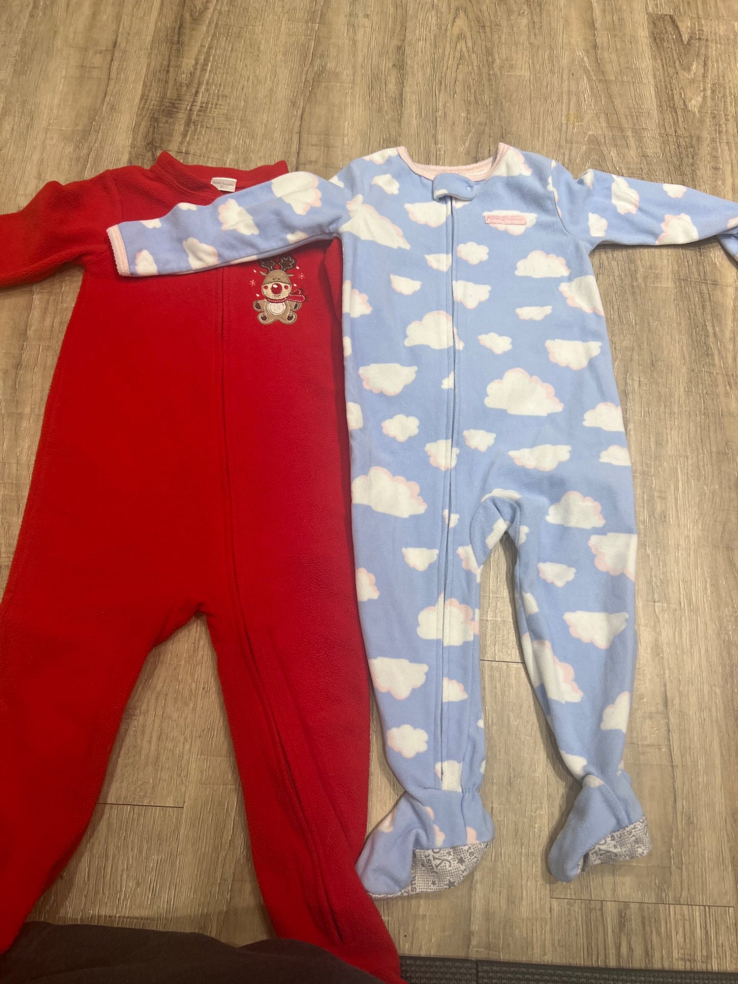 *Bundle of 2 fleece cloud  pajamas 2T carters and mini boots , Kids 2T