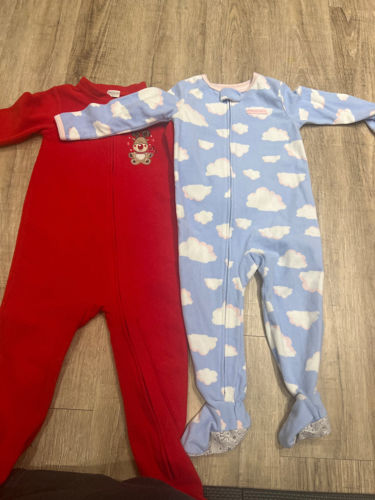 *Bundle of 2 fleece cloud  pajamas 2T carters and mini boots , Kids 2T