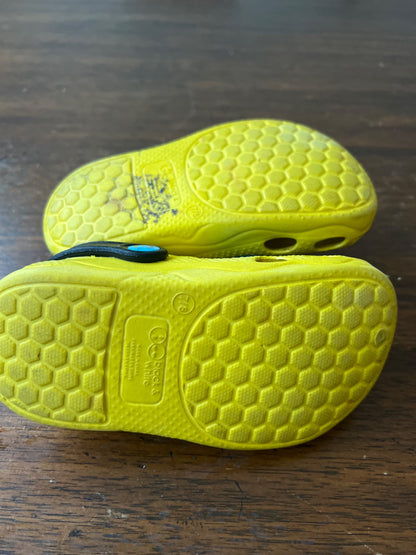 Minion size 7/8 croc sandals, Shoes 7.5 (Toddler:2-4yr)
