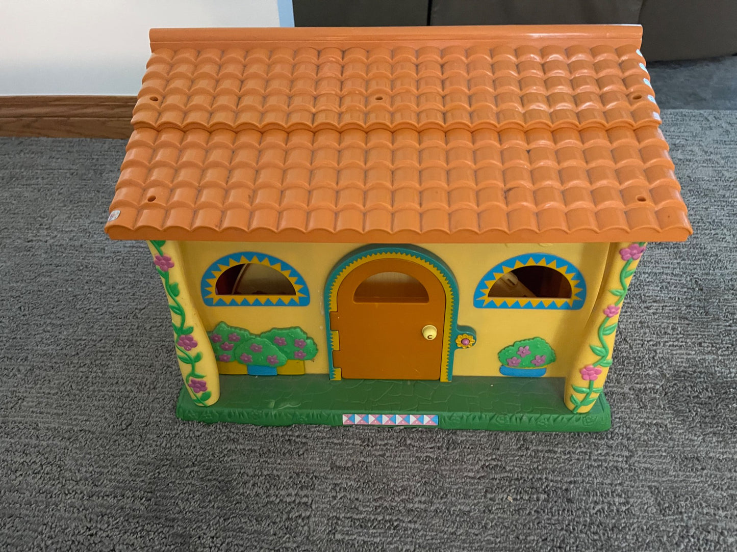 Collapsible Dora the Explorer playhouse with furniture  and characters