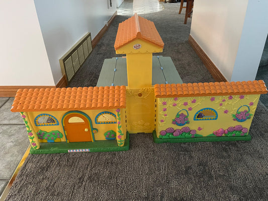Collapsible Dora the Explorer playhouse with furniture  and characters