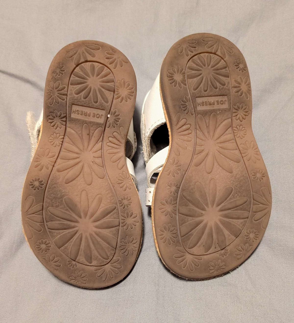 White sandals toddler size 4 , Shoes 4 (Baby: 0-12 mth)