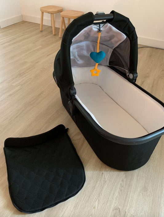 Uppababy Vista Black Jake Bassinet with bug net & case
