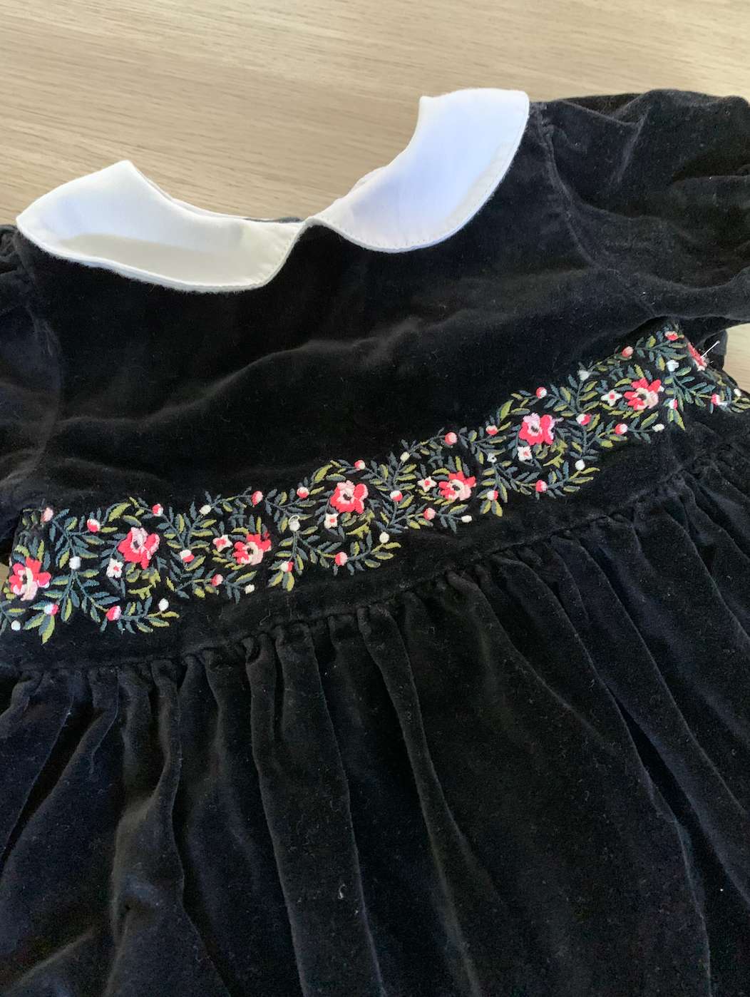 Black Velvet with embroidery dress 3T; Peter pan collar , Kids 3T
