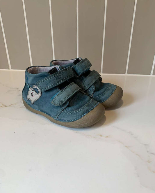 DD Step European baby shoes Size 20, Shoes 4.5 (Walkers:12-24 mth)