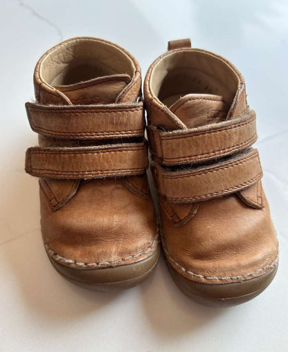 Tan Froddo Shoes 21 ; Retails $98, Shoes 5.5 (Walkers:12-24 mth)
