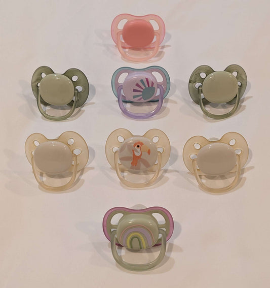 0-6 Month Soothers & Giraffe Pacifier Holder