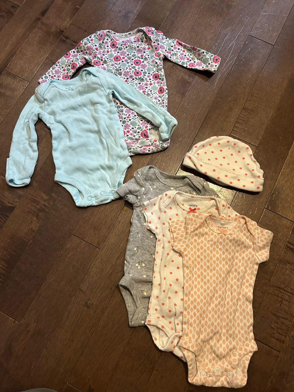 Carter’s newborn girl bundle - onesies , Kids Newborn