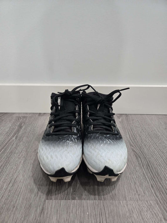 Under Armour football cleats , Shoes 4 (Big Kids:8–12yr)