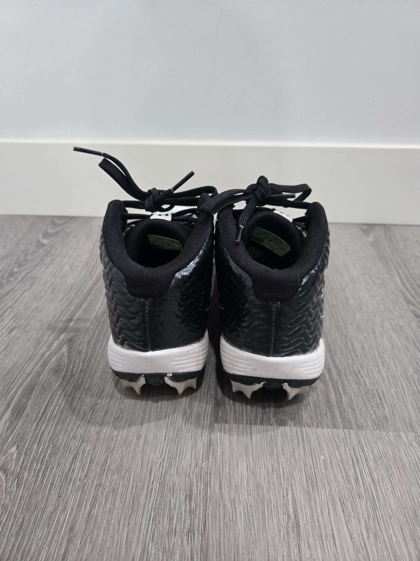 Under Armour football cleats , Shoes 4 (Big Kids:8–12yr)