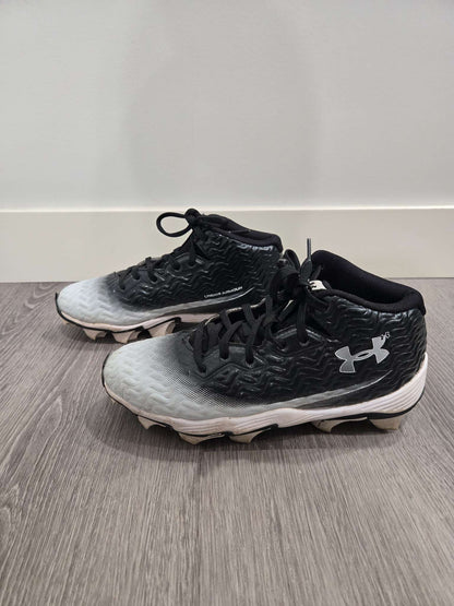 Under Armour football cleats , Shoes 4 (Big Kids:8–12yr)