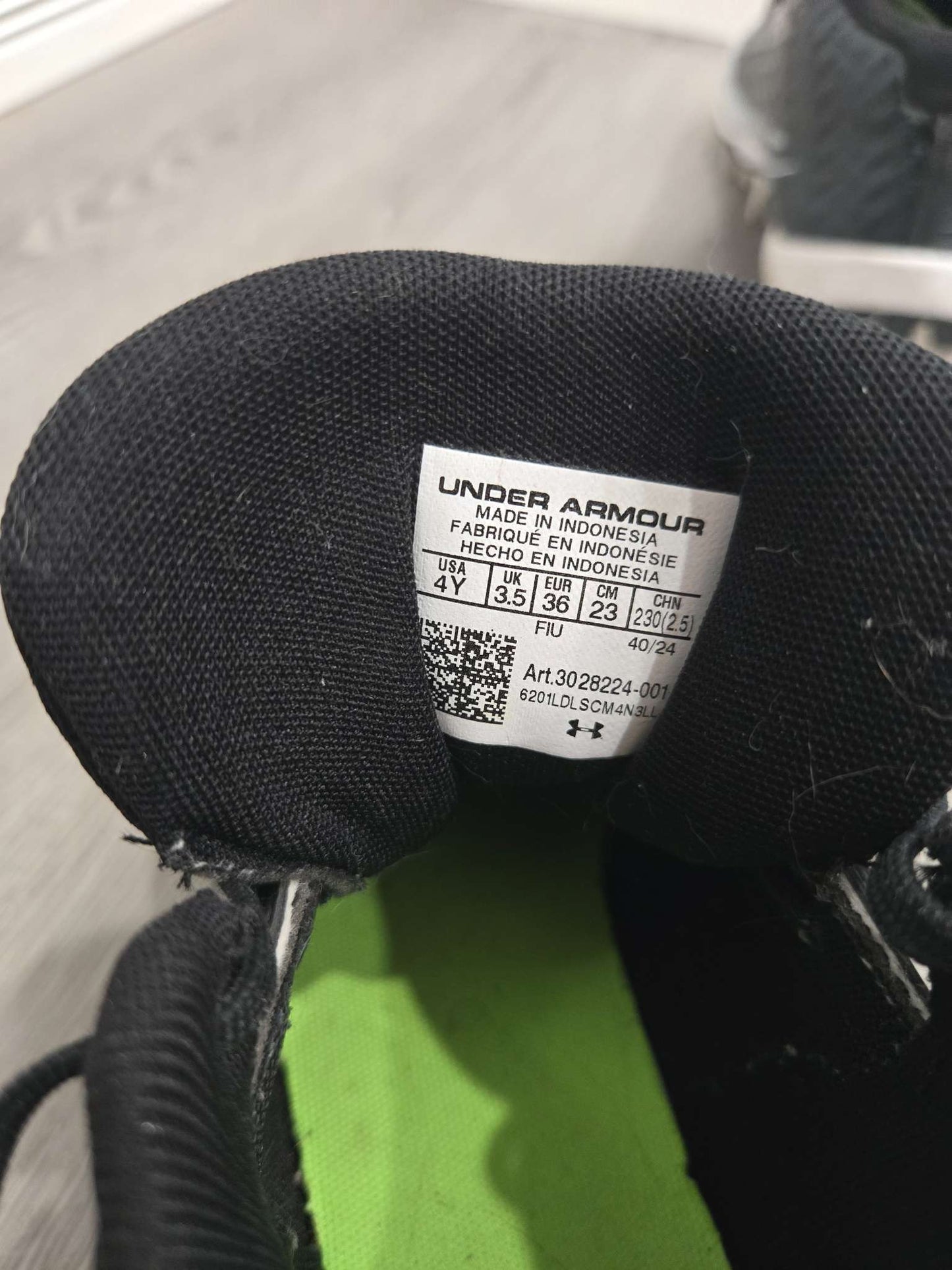 Under Armour football cleats , Shoes 4 (Big Kids:8–12yr)