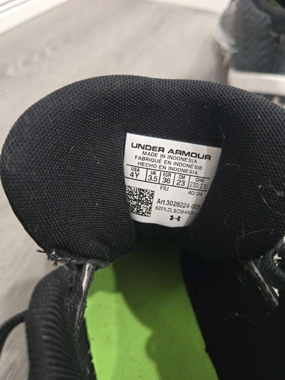 Under Armour football cleats , Shoes 4 (Big Kids:8–12yr)