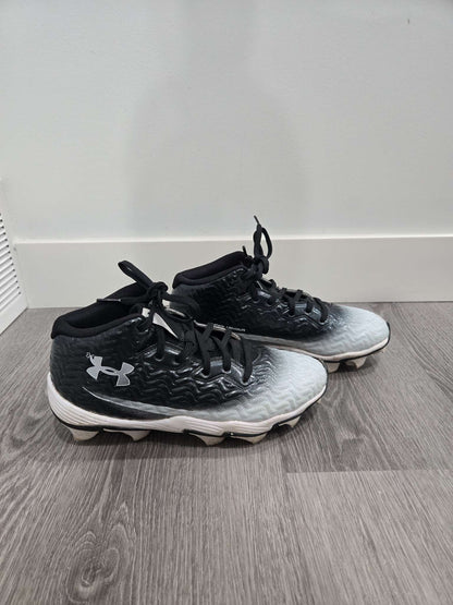 Under Armour football cleats , Shoes 4 (Big Kids:8–12yr)