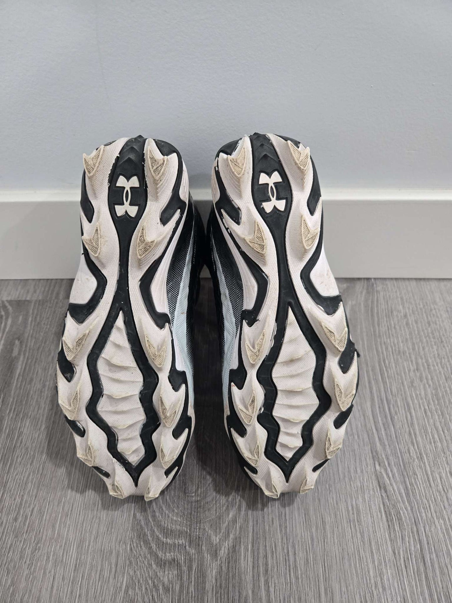 Under Armour football cleats , Shoes 4 (Big Kids:8–12yr)