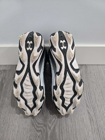 Under Armour football cleats , Shoes 4 (Big Kids:8–12yr)