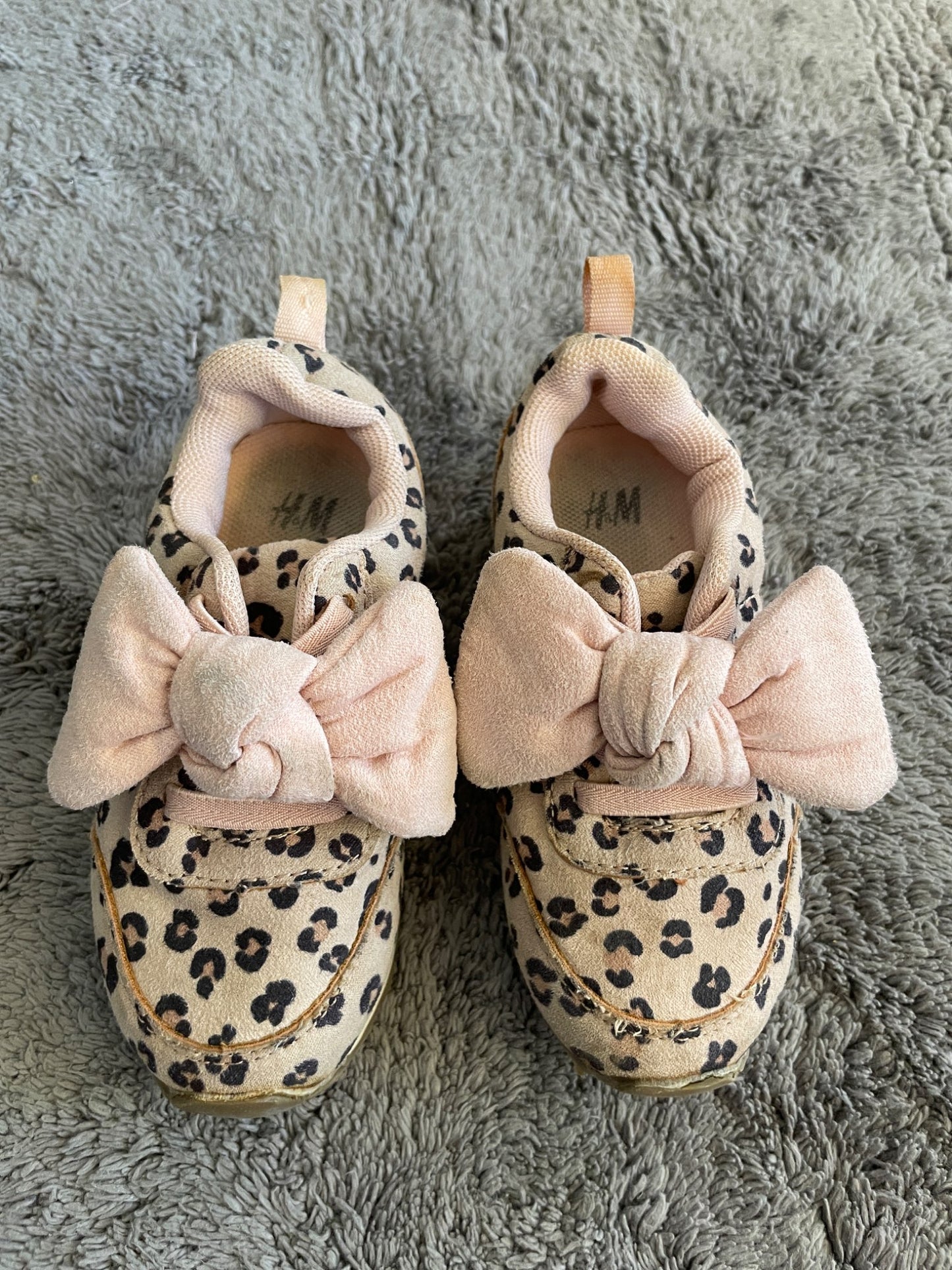 H&M size 6.5 toddler girl pink animal print shoes with bows , Shoes 6.5 (Walkers:12-24 mth)