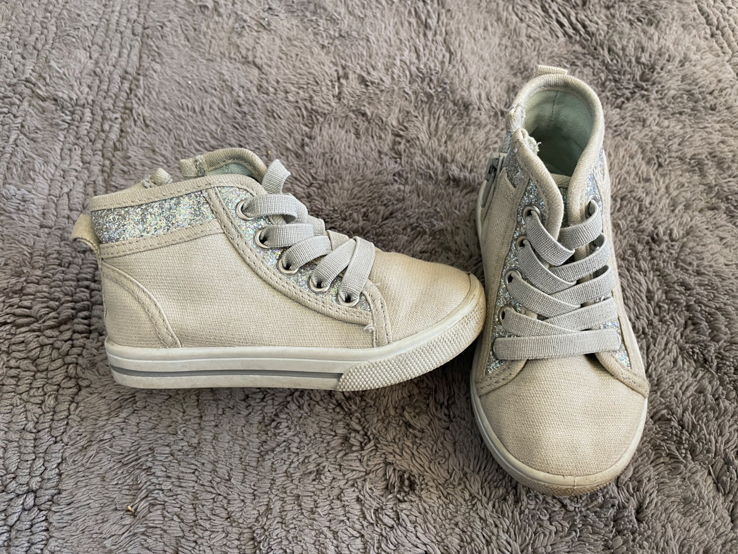 Oshkosh size 6 toddler girl high top sneakers , Shoes 6 (Walkers:12-24 mth)