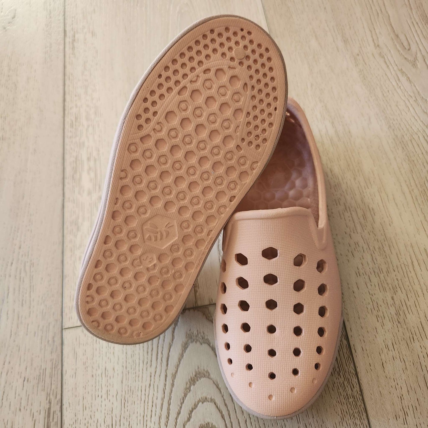 Joybees size 2, closed toed spring/summer shoe , Shoes 2 (Kids:4-8yr)